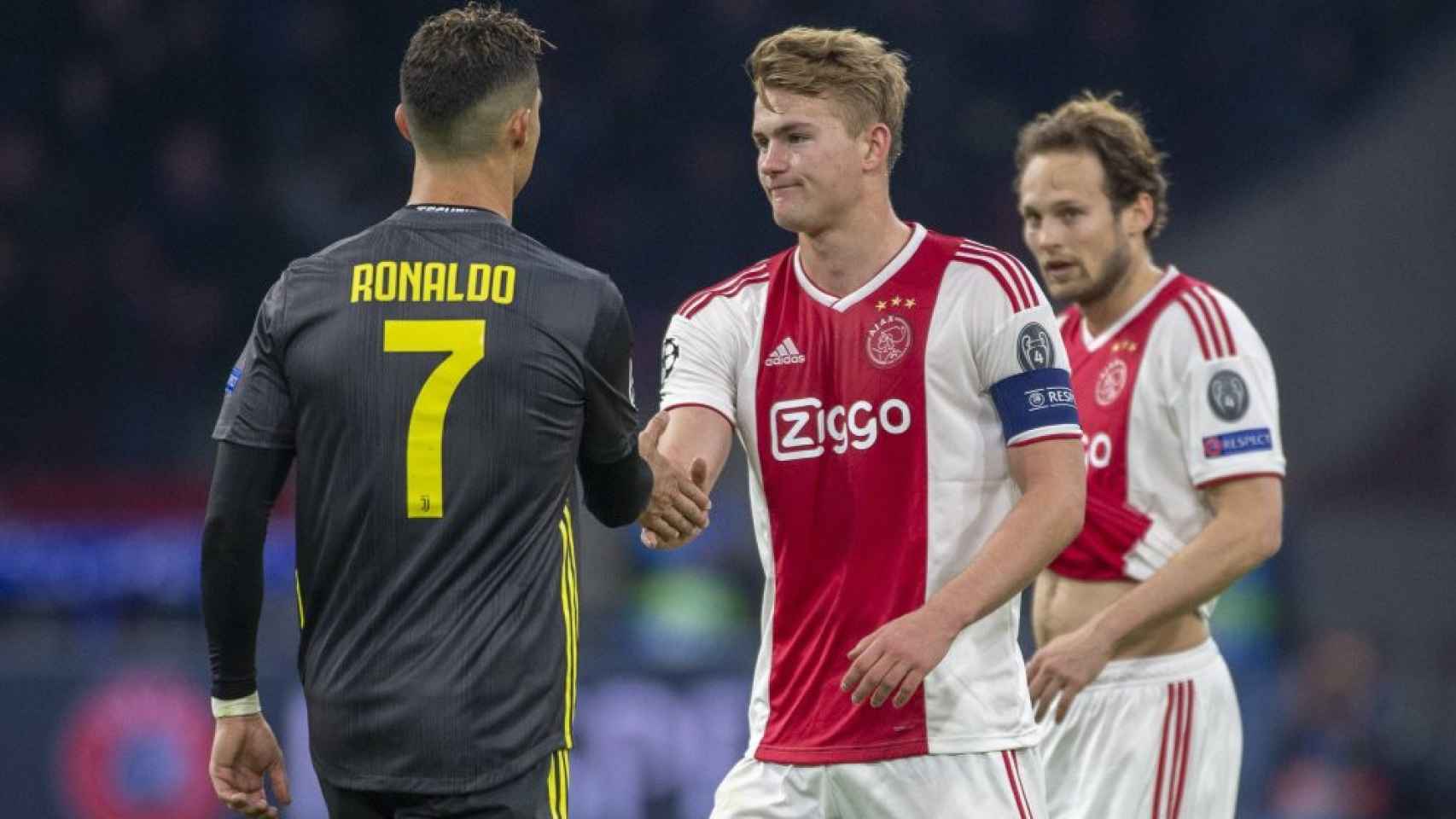 Matthijs de Ligt saluda a Cristiano Ronaldo tras el Ajax-Juventus