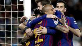 Los futbolistas del FC Barcelona se abrazan tras el segundo tanto ante el Rayo Vallecano EFE
