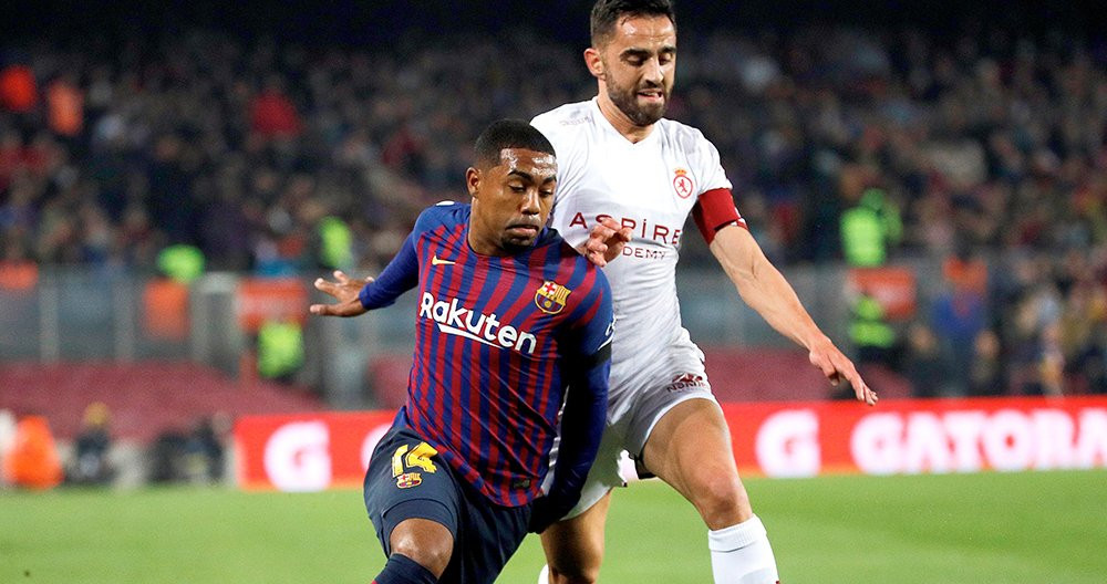 El delantero del FC Barcelona Malcom Filipe Silva (i) lucha el balón con Víctor Díaz, de la Cultural Leonesa, durante el partido de vuelta de los dieciseisavos de final de la Copa del Rey / EFE