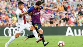 Juan 'Cucho' Hernández le disputa un balón a Leo Messi | EFE