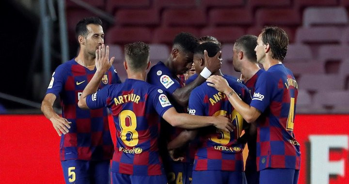 Los jugadores del Barça felicitan a Ansu Fati tras su gol al Leganés / EFE