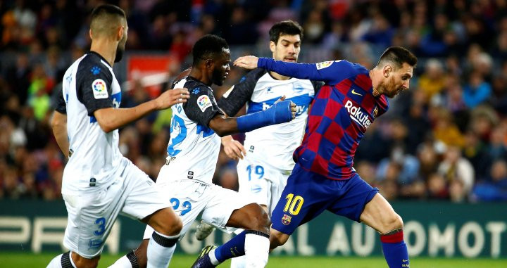 Messi intenta superar a cuatro rivales del Alavés | EFE