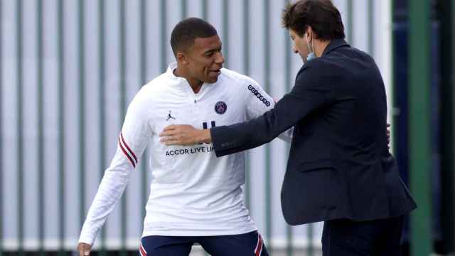 Kylian Mbappé saluda al director deportivo del PSG, Leonardo / EFE