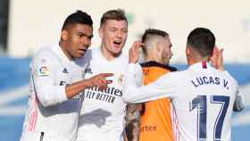 Casemiro y Toni Kroos celebrando con Lucas Vázquez el segundo gol del Real Madrid al Valencia / RM