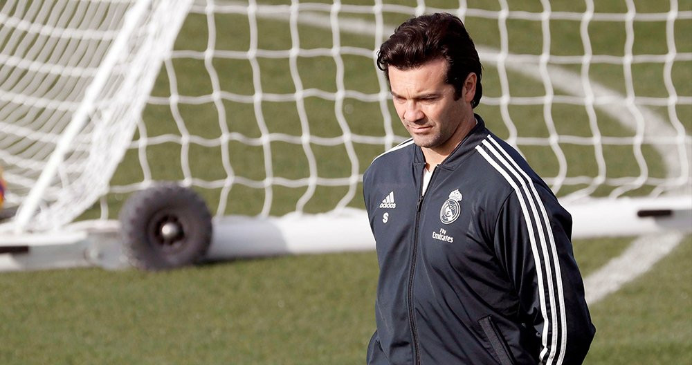 El técnico del Real Madrid, Santiago Solari, cabizbajo durante un entrenamiento / EFE