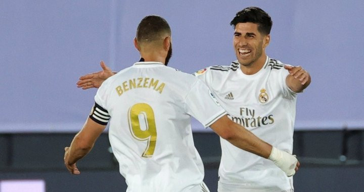Benzema, celebrando el segundo gol contra el Alavés con Asensio | EFE