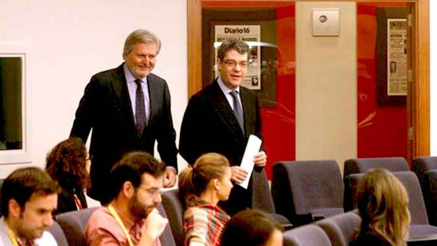 Méndez de Vigo y y Álvaro Nadal, dos de los ministros más cercanos a Rajoy, que temen por su dimisión / EFE