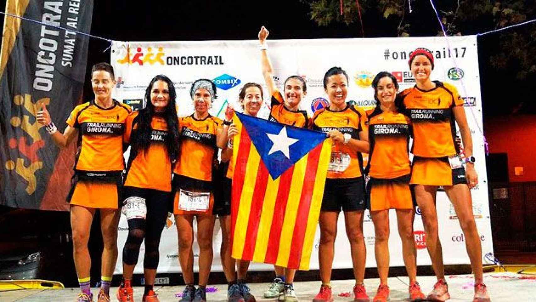 El equipo de Club Trail Girona, con una estelada en la carrera contra el cáncer Oncotrail 2017 / CG