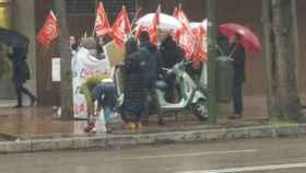 Pepe Álvarez, a la derecha, con un paraguas rojo, en la manifestación de esta mañana / CG