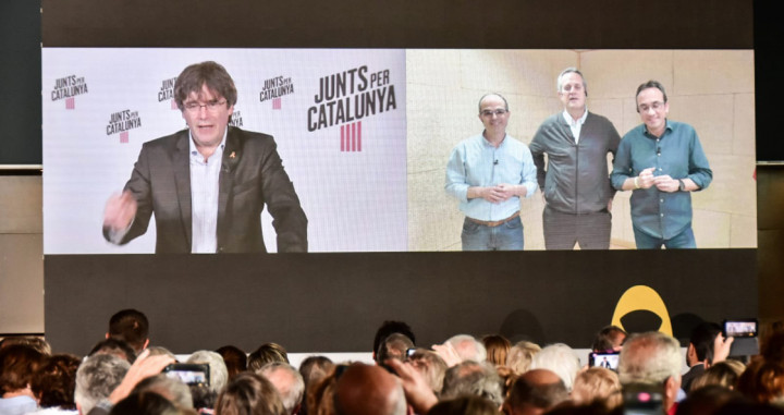 Carles Puigdemont, por videoconferencia con los presos Joaquim Forn, Josep Rull y Jordi Turull el acto de campaña para las municipales y europeas en Sant Cugat / TWITTER