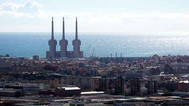 Imagen de Barcelona con las Tres Chimeneas del Besòs al fondo / CG