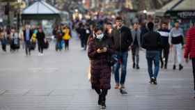 Ciudadanos paseando por Barcelona durante la pandemia del Covid / EP