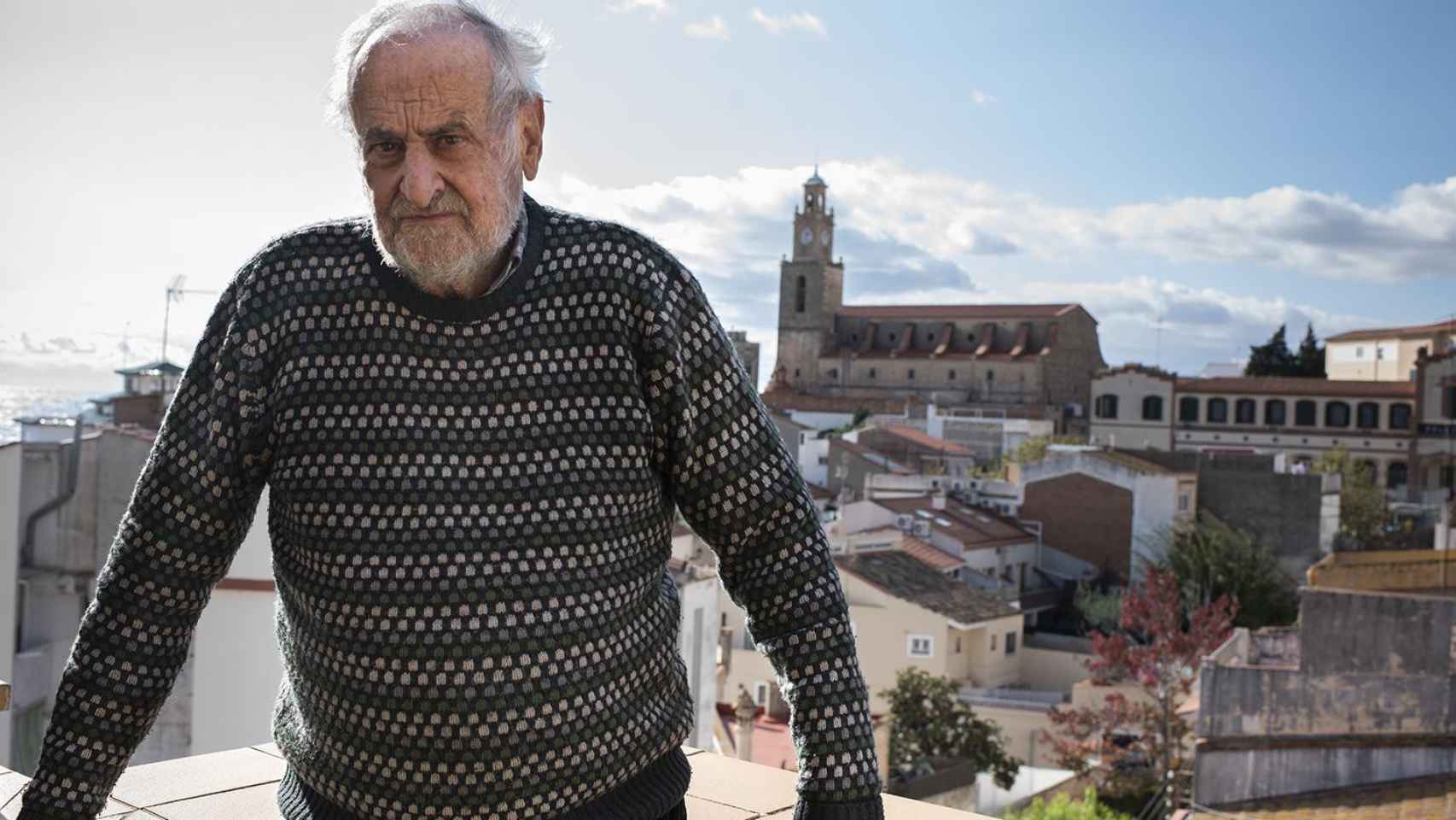 Retrato de Juan Antonio Masoliver Ródenas en la terraza de su casa en Masnou / LENA PRIETO