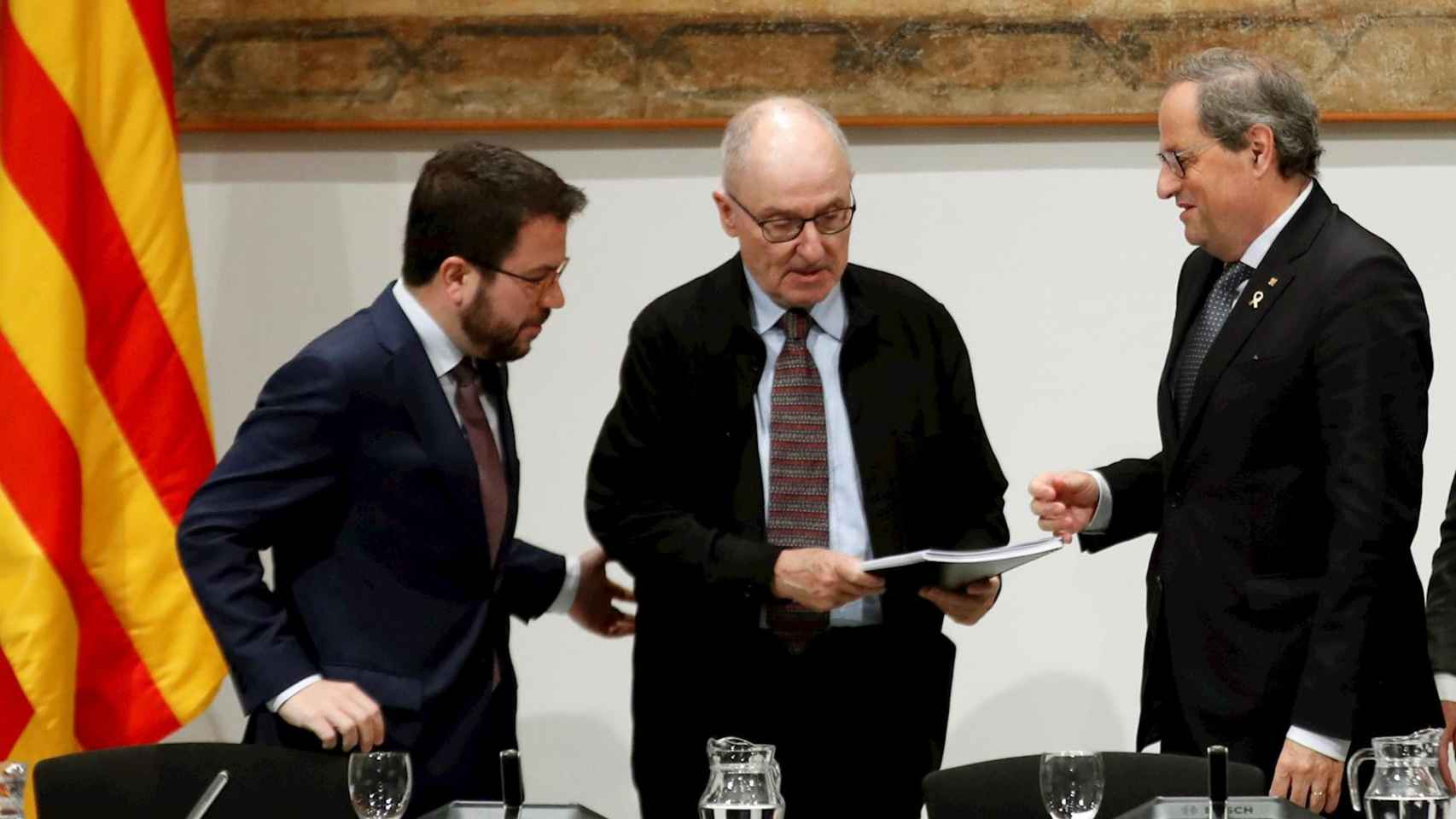 El Síndic de Greuges, Rafael Ribó (en el centro), junto al expresidente de la Generalitat Quim Torra y el por aquellas fechas vicepresidente Pere Aragonès, a finales de 2019 / EFE