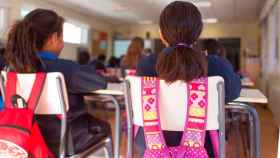 Dos niñas en clase, cuya educación lingüística será a partir de ahora con un modelo de inmersión flexibilizado / EUROPA PRESS
