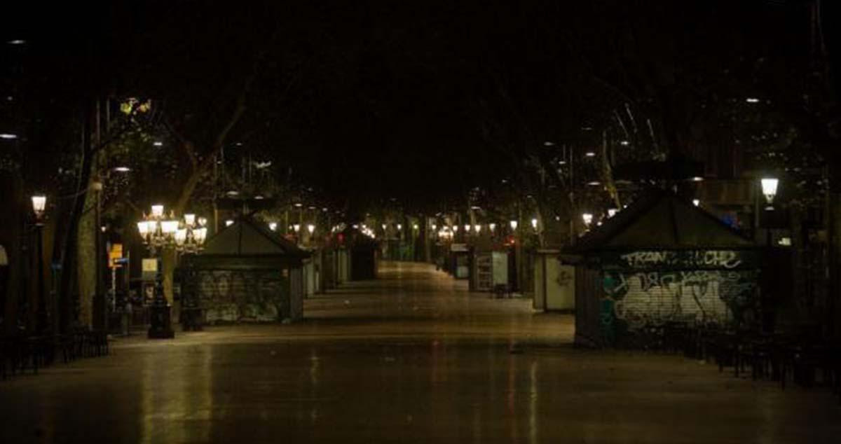 Una imagen de las Ramblas de Barcelona durante una noche en la que estuvo vigente el toque de queda / EP
