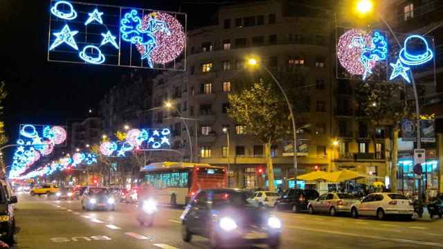 Panorámica de las luces de Navidad en una calle de Barcelona / EUROPA PRESS