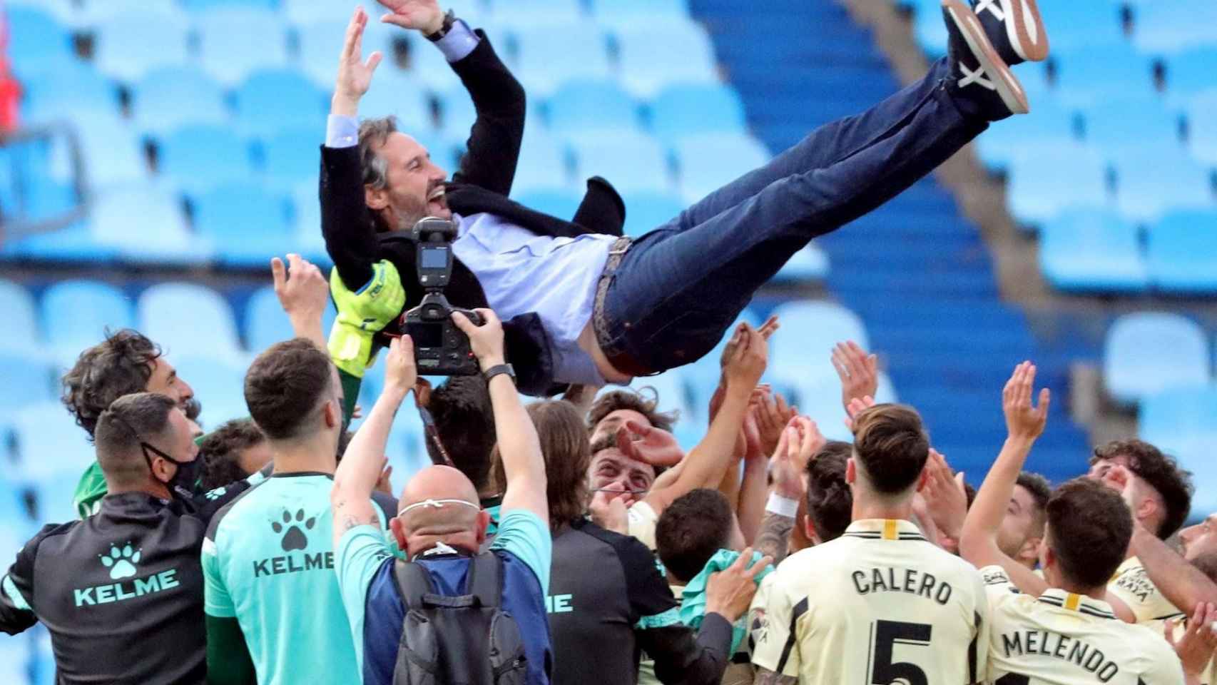 Los jugadores del Espanyol mantean a su entrenador Vicente Moreno durante la celebración de su ascenso a Primera en Zaragoza / EFE - Javier Cebollada
