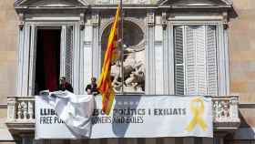 Fachada del Palau de la Generalitat mientras se retiran las últimas pancartas y lazos blancos en favor de los presos independentistas. Quim Torra / EP