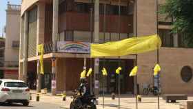 Lazos amarillos y banderas independentistas en el Ayuntamiento de Tremp, en respuesta a la bandera española / CG