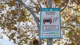 Cartel de Zona Bajas Emisiones (ZBE) de Barcelona / AJ.BCN