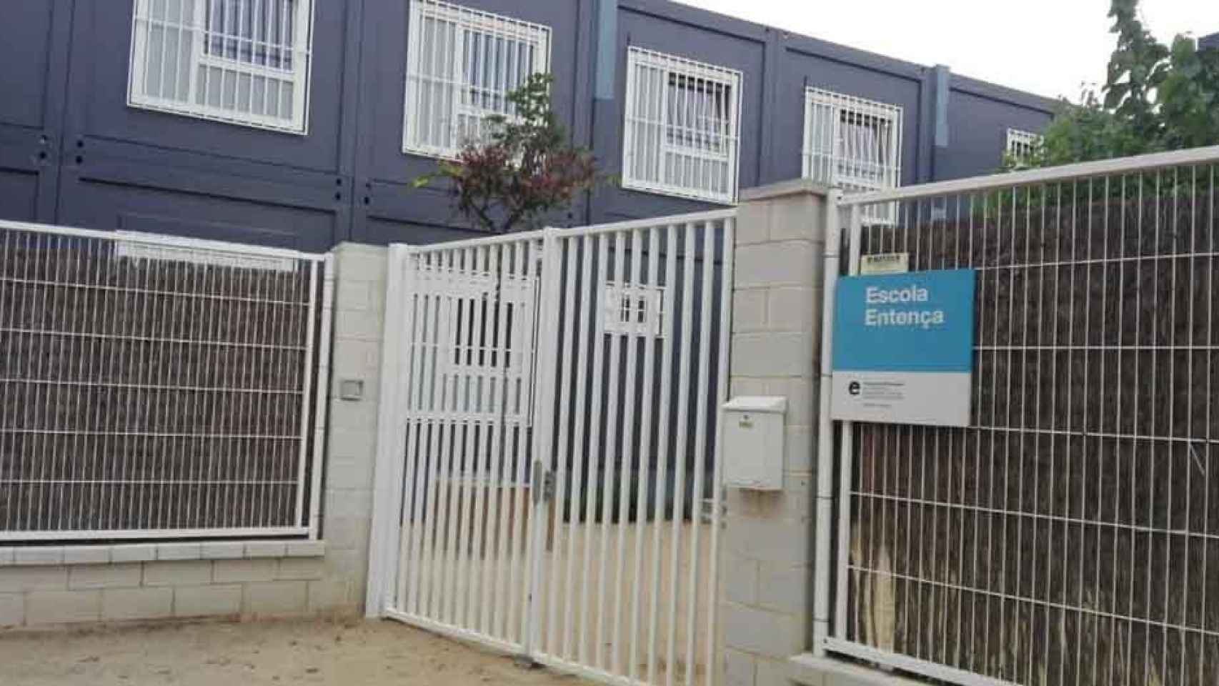 La Escola Entença de Barcelona está instalada en un barracón con graves deficiencias constructivas / CG