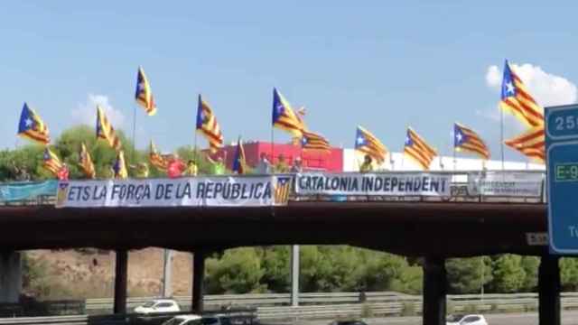 Activistas ocupan un puente sobre unas autopistas para reivindicar la independencia de Cataluña / ANC