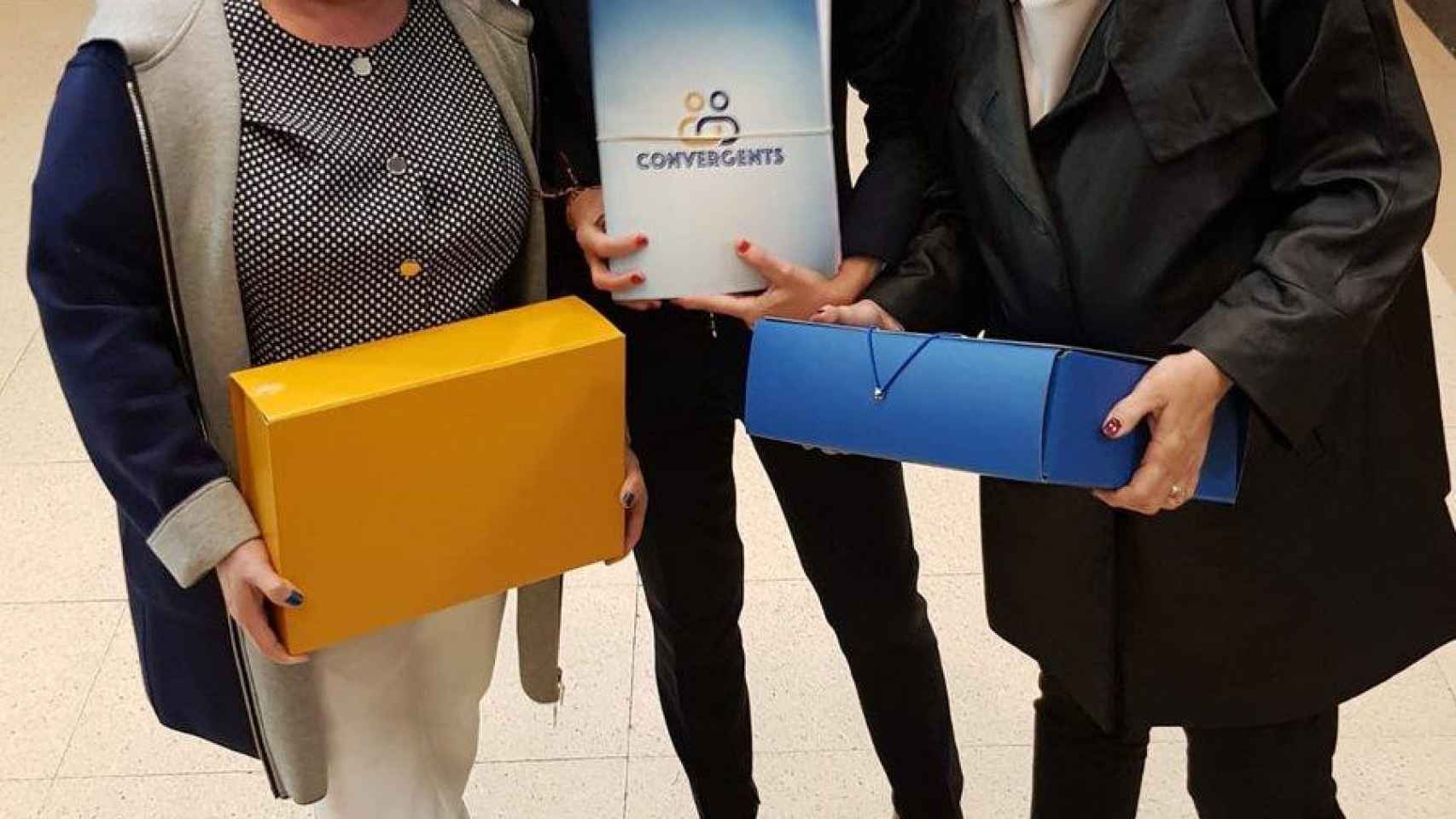 Las candidatas de Convergents al Congreso, con Silvia Requena, la primera por la izquierda, como cabeza de lista por Barcelona, con las firmas necesarias para presentarse
