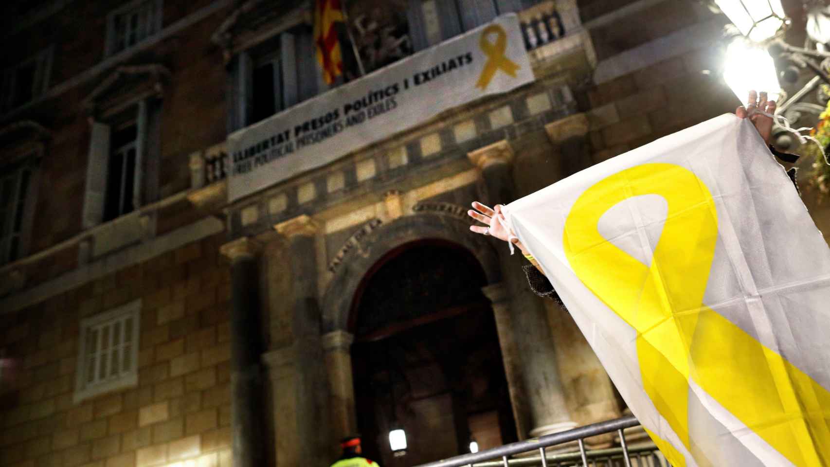 La pancarta con el lazo amarillo permanecía esta noche en el balcón de la Generalitat / EFE