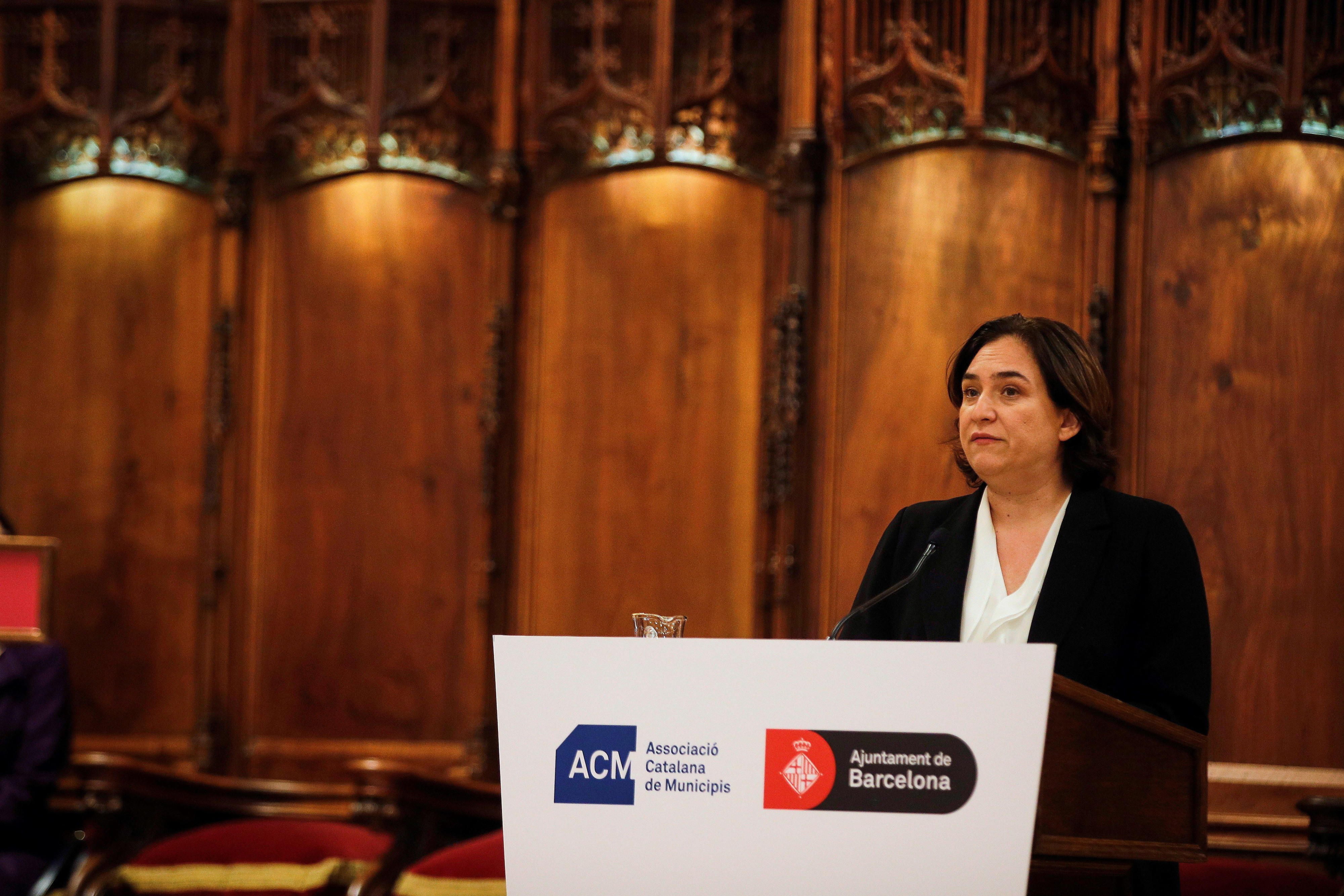 Ada Colau, durante el acto a favor de los políticos presos en el Ayuntamiento de Barcelona / EFE