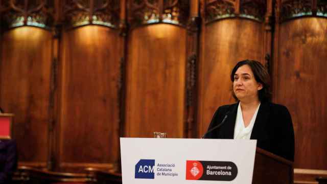 Ada Colau, durante el acto a favor de los políticos presos en el Ayuntamiento de Barcelona / EFE