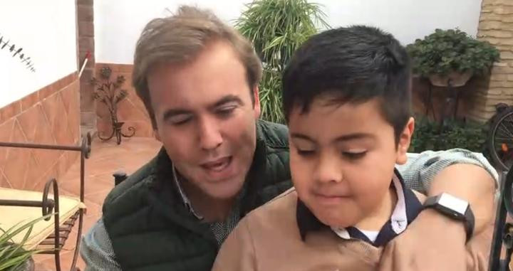Imagen del vídeo en el que un niño le desea la muerte a Pedro Sánchez / TWITTER