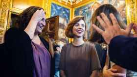 La alcaldesa de Barcelona, Ada Colau (i), junto a la actriz Leticia Dolera (d), en el pregón de las fiestas de la Mercè / AJ BCN