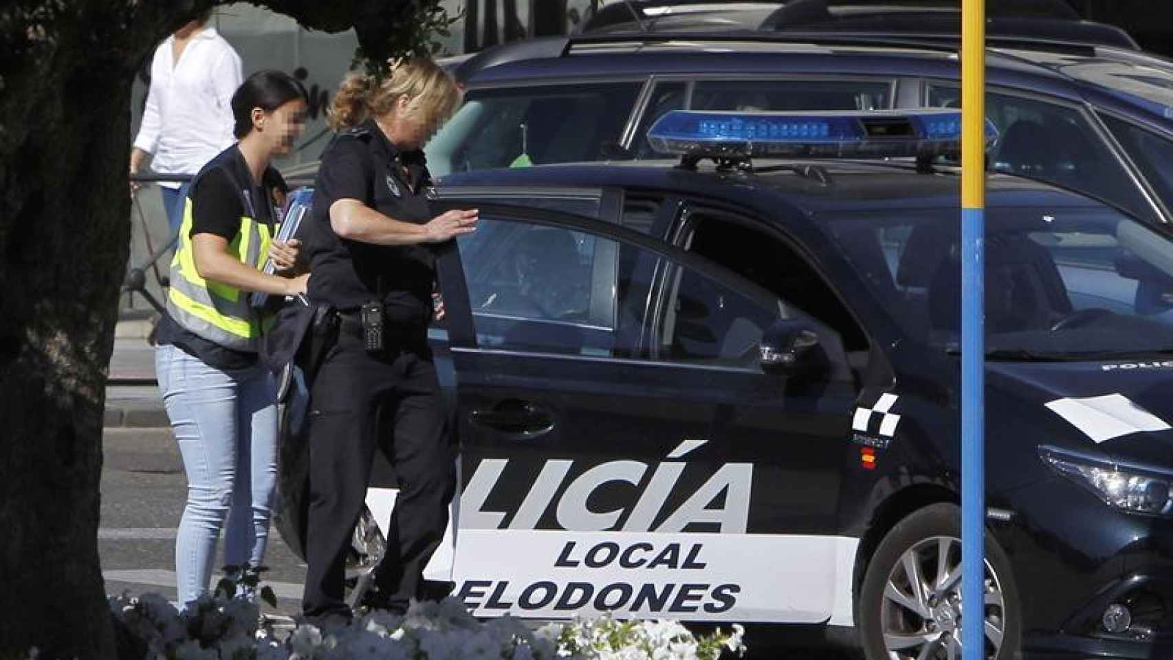 Agentes de Policía Nacional llegan al Ayuntamiento madrileño de Torrelodones, uno de los investigados por la contratación irregular / EFE