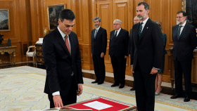 Pedro Sánchez toma posesión como presidente del Gobierno ante el rey Felipe VI / EFE