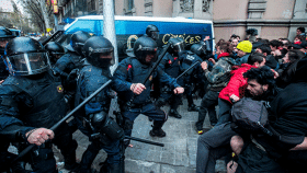 Los Mossos d'Esquadra cargan contra los manifestantes ante la Delegación del Gobierno en Cataluña / EFE