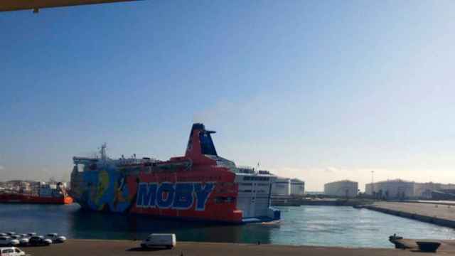 Instante en el que el Moby Dada, el 'barco del Piolín', parte del Puerto de Barcelona / Twitter
