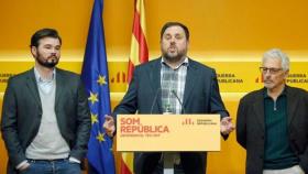 El vicepresidente del Govern, Oriol Junqueras (centro), junto a Santi Vidal (derecha) y Gabriel Rufián (izquierda) / EFE