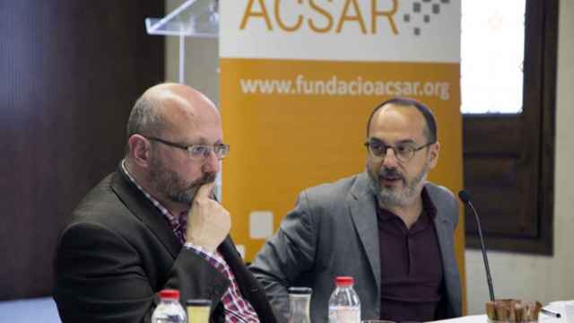 El diputado de PDECat en el Congreso, Carles Campuzano (d), y el profesor del Departamento de Antropología, Filosofía y Trabajo Social de la Universidad Rovira i Virgili, Jordi Moreras, en un acto de la Fundación ACSAR