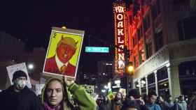 Manifestantes participan en una protesta en Oakland (California) contra la elección del republicano Donald Trump como nuevo presidente / EFE