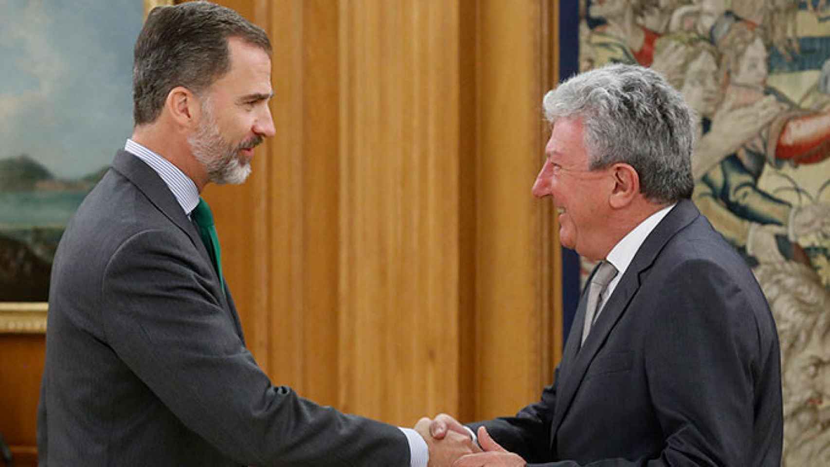 El rey Felipe VI saluda al diputado de Nueva Canarias, Pedro Quevedo, al inicio de la quinta ronda de consultas con los partidos para la investidura / EFE
