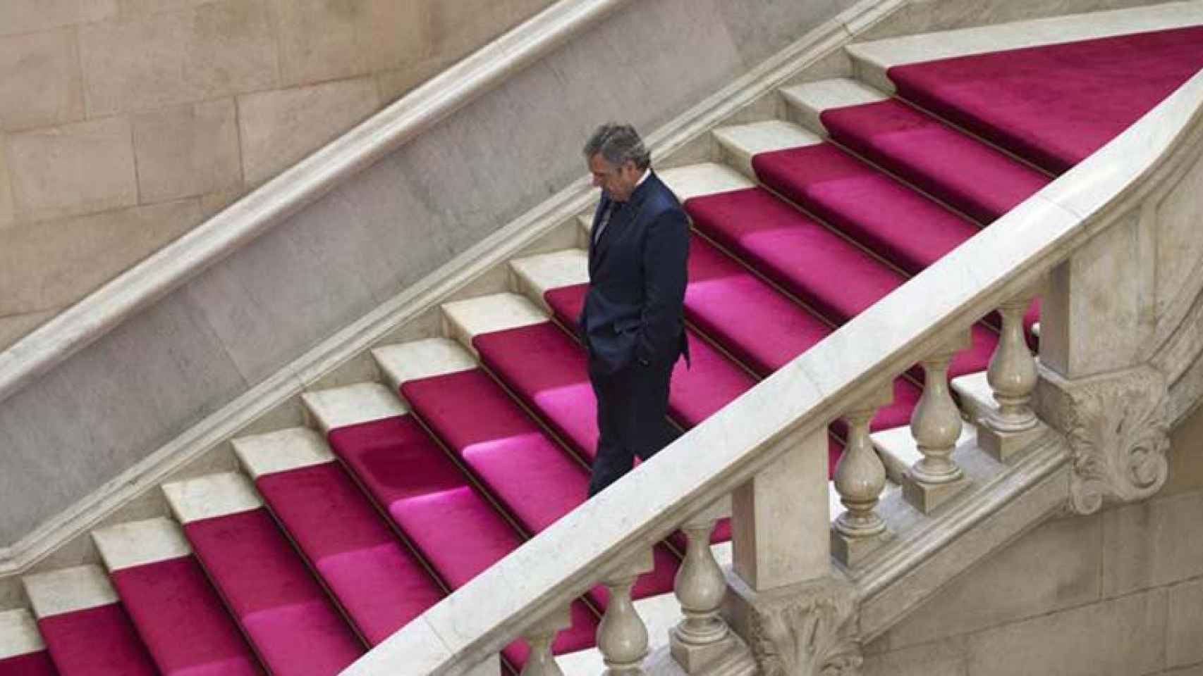 Daniel de Alfonso, director de la Oficina Antifraude de Cataluña, baja las escaleras del Parlamento autonómico.