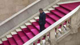 Daniel de Alfonso, director de la Oficina Antifraude de Cataluña, baja las escaleras del Parlamento autonómico.