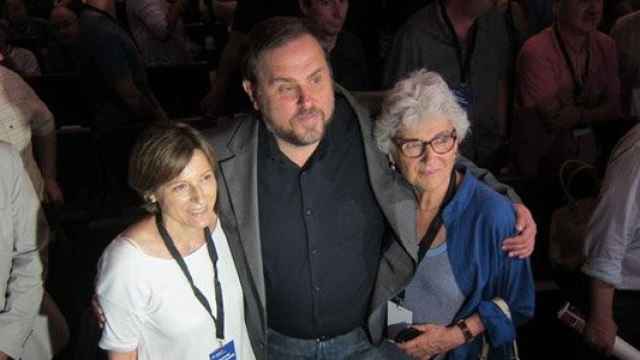 El líder de ERC, Oriol Junqueras (centro), con Carme Forcadell (izquierda) y Muriel Casals (derecha)