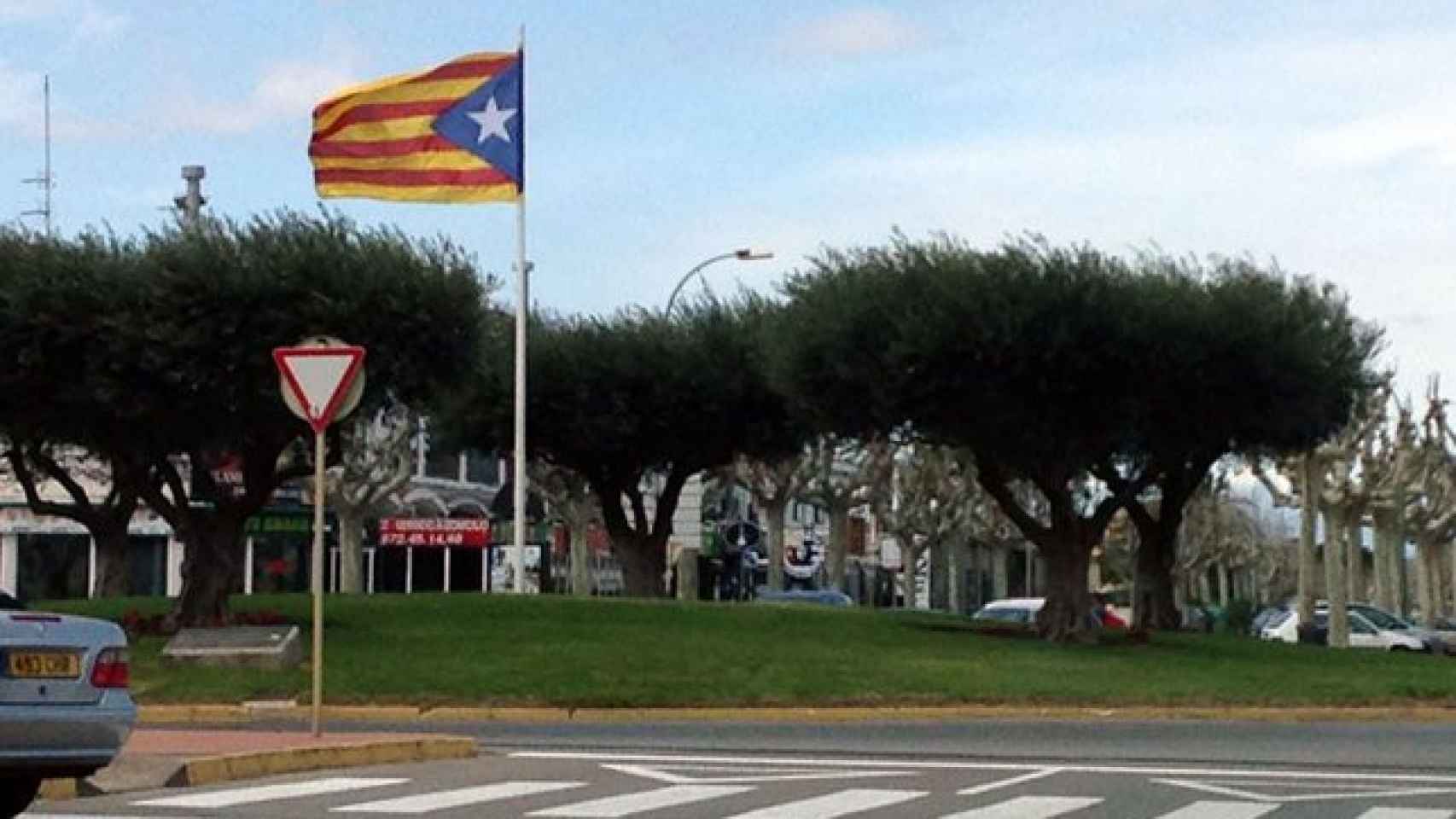 Bandera 'estelada' ondenado en un lugar público