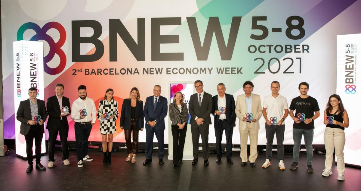 La vicepresidenta Nadia Calviño, Pere Navarro y Blanca Sorigué (CZFB) con los ganadores de los premios BNEW de este año / BNEW
