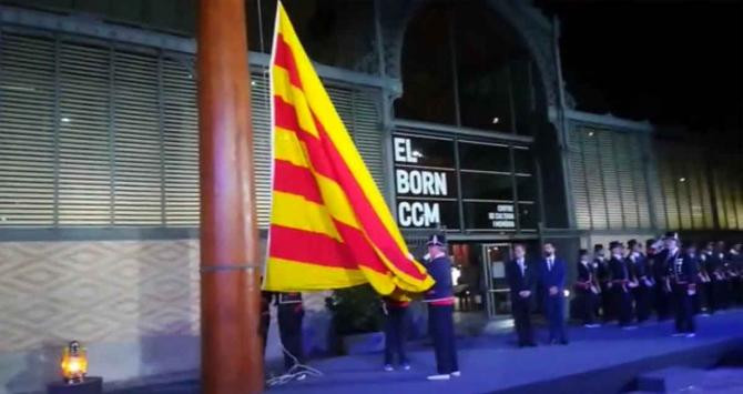 Agentes de los Mossos vestidos de gala izando la bandera catalana en el mástil del Centro Cultural del Born / @oguardingo (TWITTER)