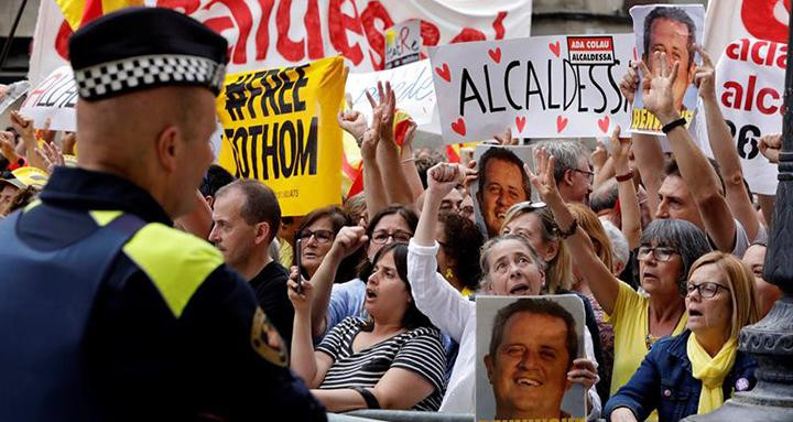 Público asistente en la Plaza de Sant Jaume tras la toma de posesión de la alcaldesa Ada Colau en Barcelona / EFE