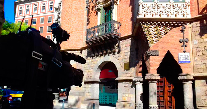 Un cámara ante la sede de Diplocat en Barcelona / ANTENA3