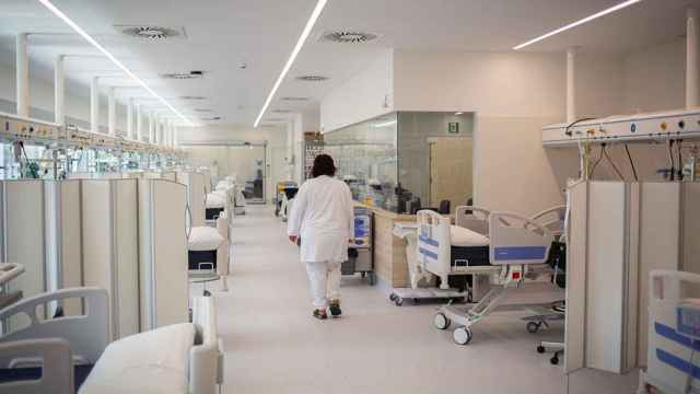 Una de sanitaria del Hospital Moisès Broggi, uno de los centros que rechazó ingresar a la joven embarazada / David Zorrakino (EP)